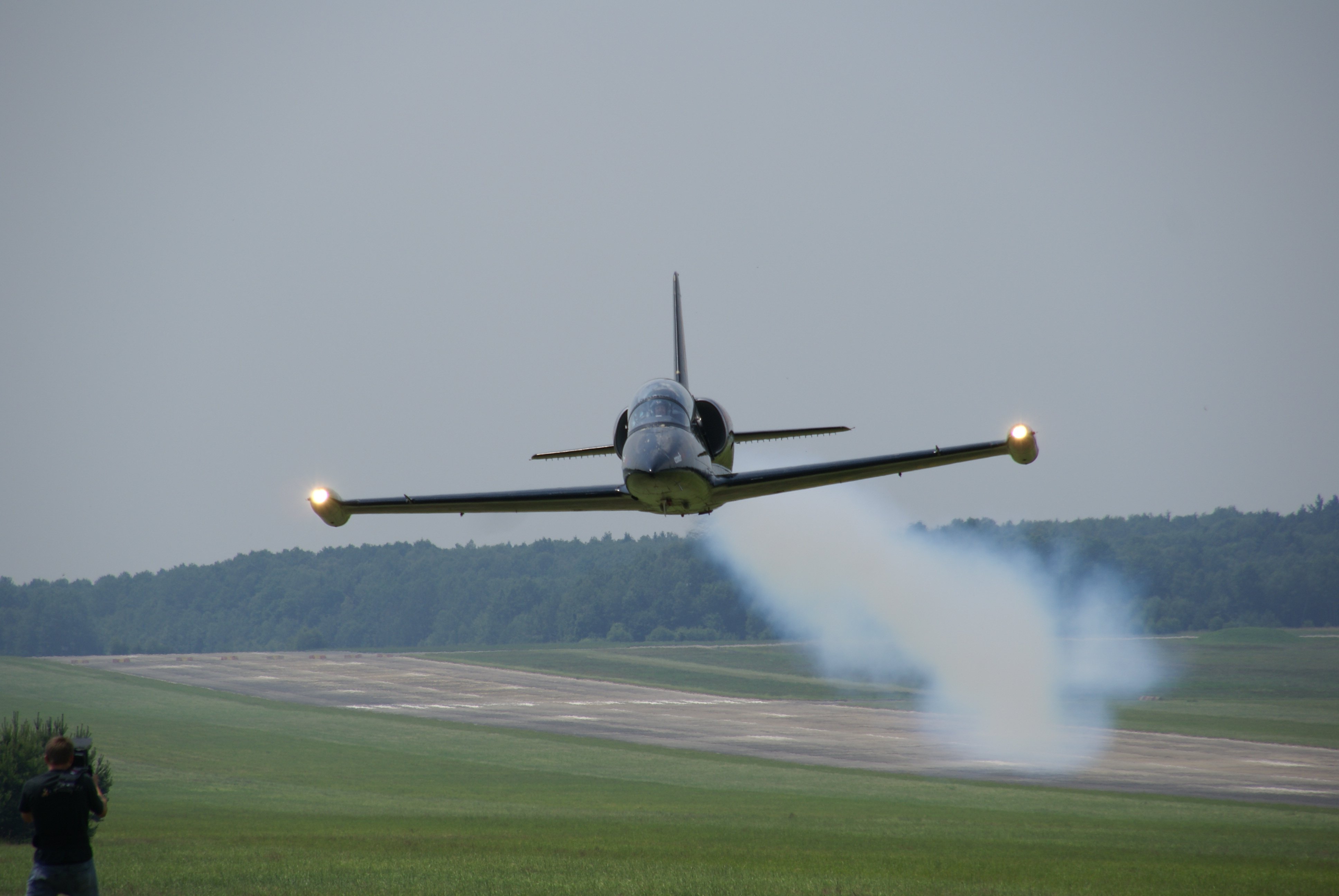 An welchen Standorten werden Rundflüge mit Kampfjets angeboten?