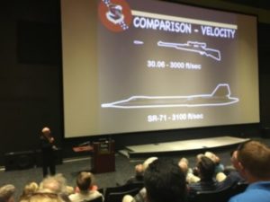 El teniente coronel Ed Feilding, piloto retirado del SR-71, ilustra que la velocidad máxima del avión era realmente "más rápida que una bala"."