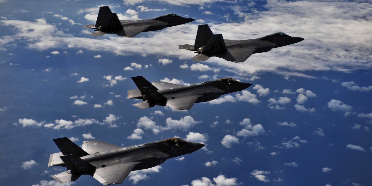La USAF combina los F-22 con los F-35 para maximizar sus capacidades de quinta generación.