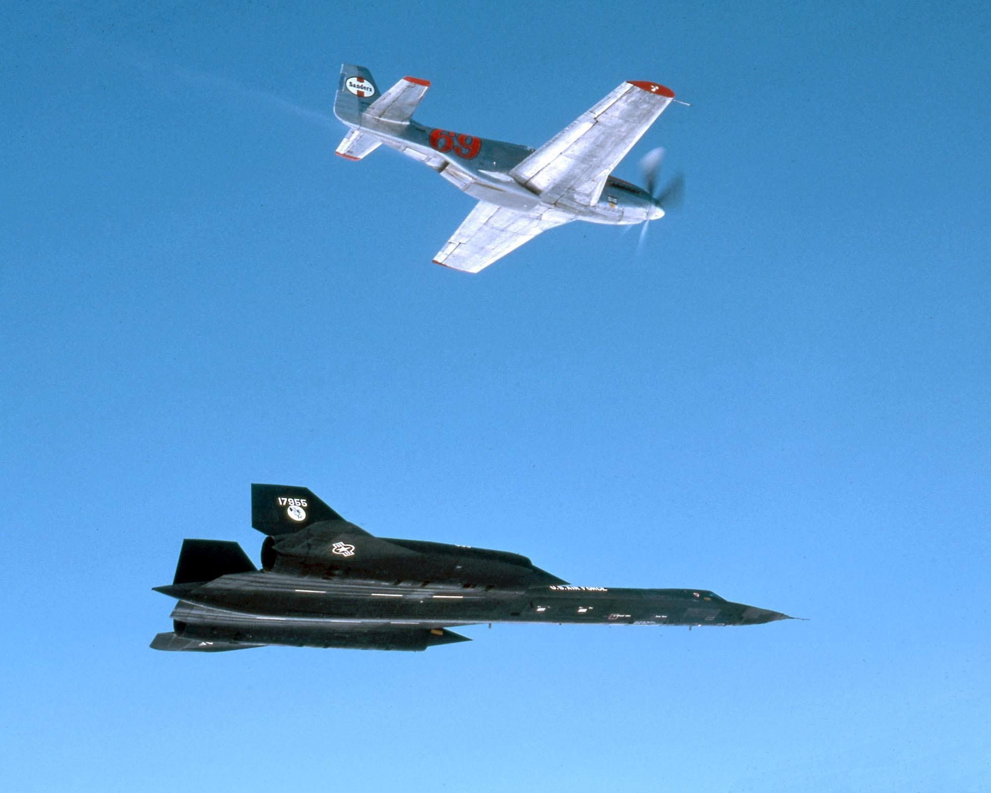 El avión de hélice más rápido y el avión a reacción más rápido logran el récord de formación más rápido.