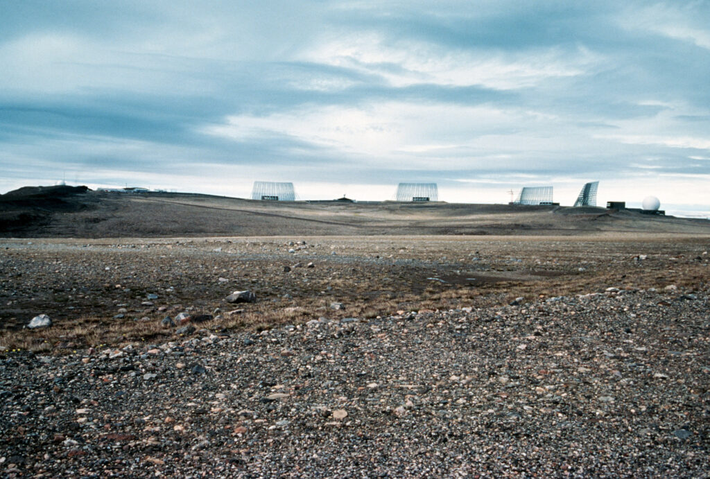vier AN/FPS-50 Frühwarnradarantennen am Standort des BALLISTIC MISSILE EARLY WARNING SYSTEM.
