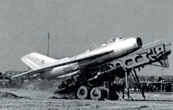 El proyecto soviético SM-30. Era un "MiG-19 ZeLL"."