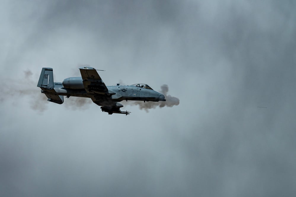 Nove secondi sul cannone: le incursioni aeree dell'A-10 infrangono le regole