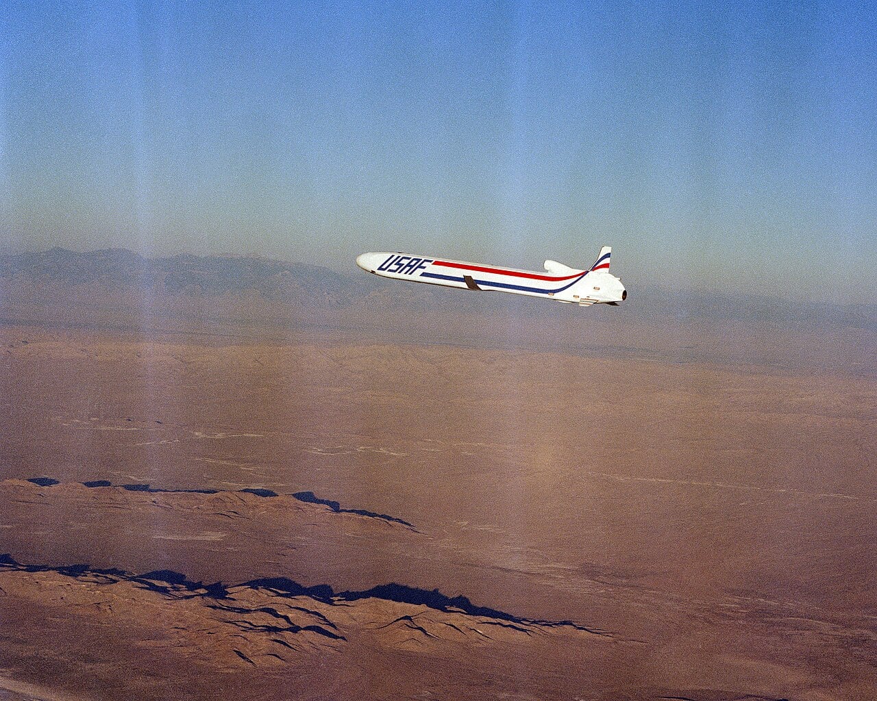 Missile da crociera aviolanciato AGM-86 ALCM in volo dopo il rilascio da un bombardiere B-52 Stratofortress.