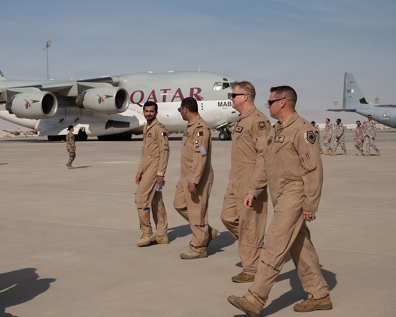 Base aerea di Al Udeid, in Qatar, con aerei sulla pista.