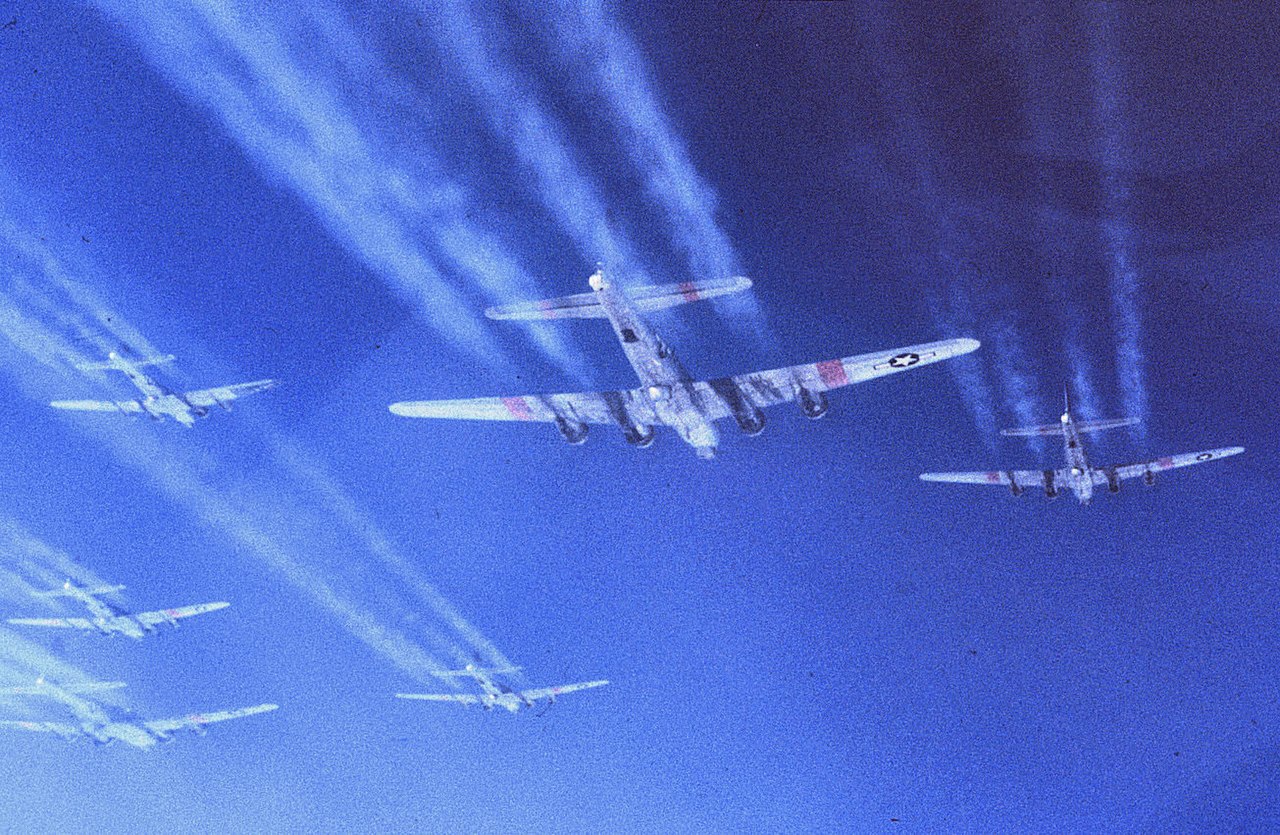 Bombarderos B-17G Flying Fortress en formación cerrada durante una misión de bombardeo sobre Europa en la Segunda Guerra Mundial.