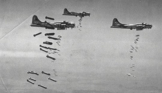 B-17 All American con la sección de cola gravemente dañada, Segunda Guerra Mundial, 1943.