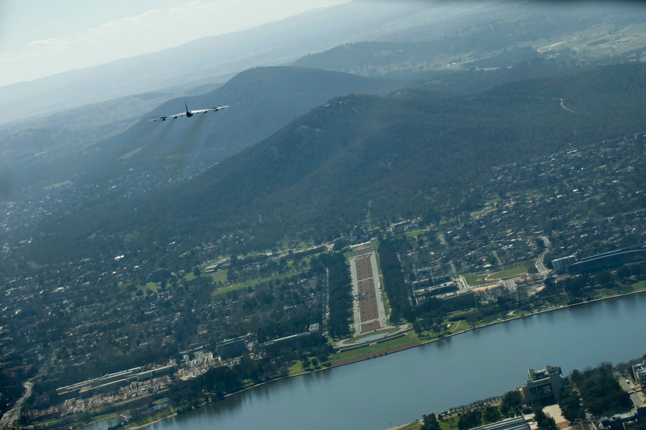 Bombardiere strategico Boeing B-52 Stratofortress dell'aeronautica militare statunitense in volo sopra Canberra.