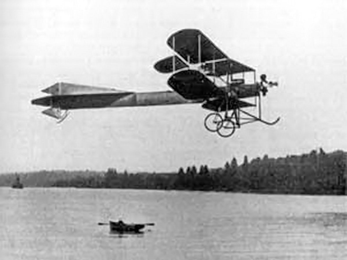 Armand Dufaux überfliegt am 28. August 1910 mit dem Doppeldecker Dufaux 4 den Genfersee.