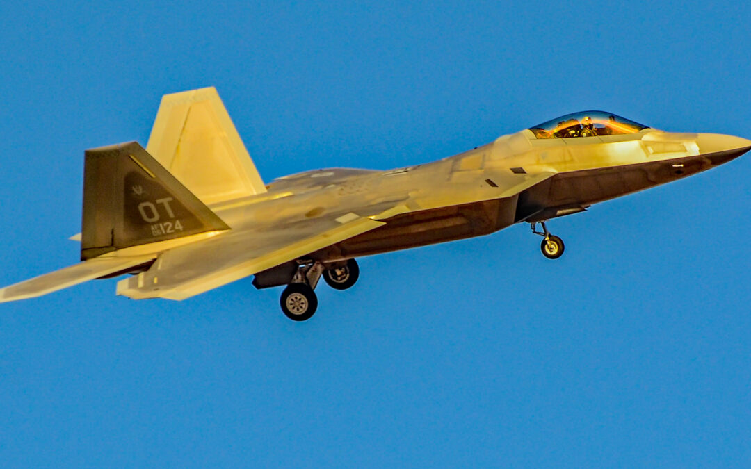 El vistazo más de cerca hasta ahora: el F-22 Raptor vuela con tanques furtivos y pods de sensores IRST.