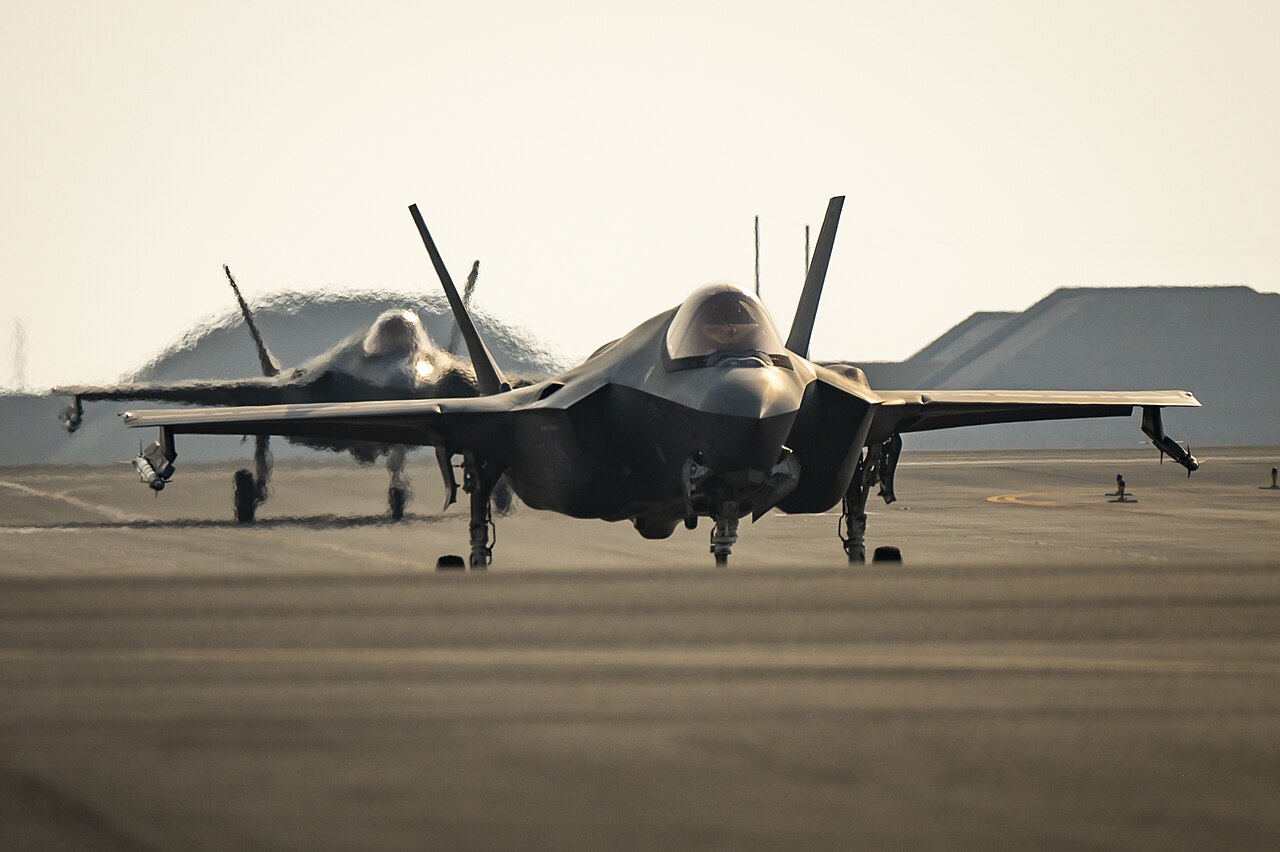 Zwei F-35A Lightning II Kampfjets rollen auf dem Luftwaffenstützpunkt Al Udeid in Katar.