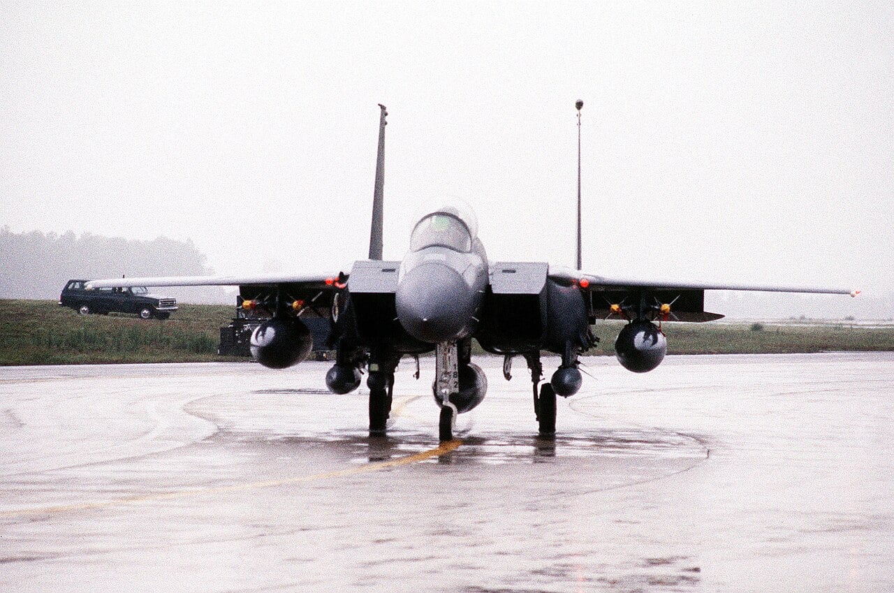 Un F-15E Eagle in una base aerea saudita.