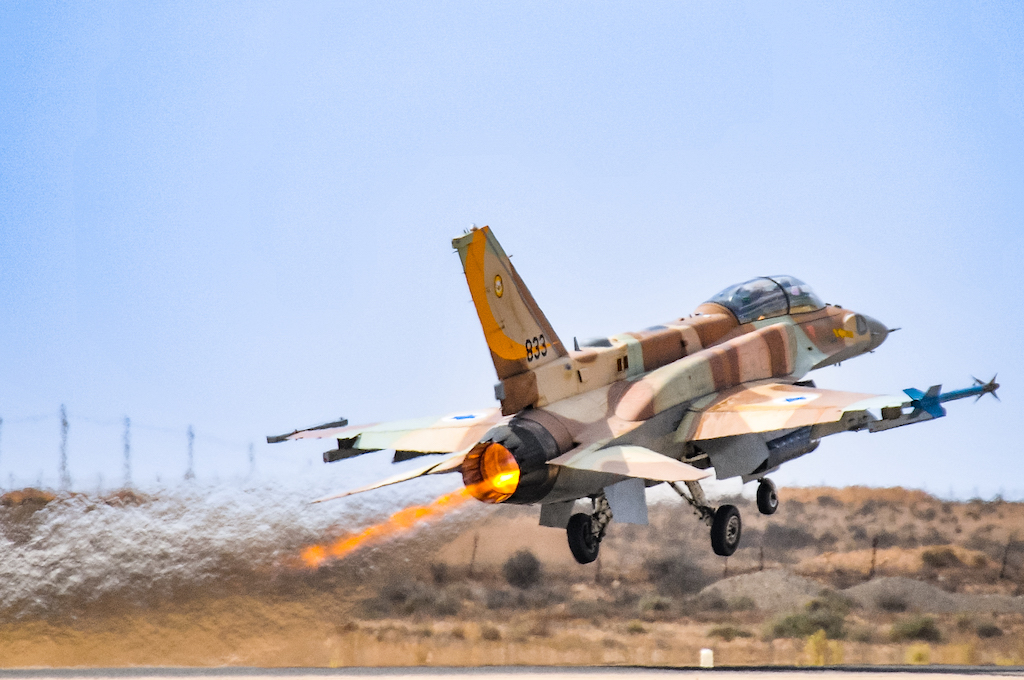 F-16 Fighting Falcon avec postcombustion activée au décollage