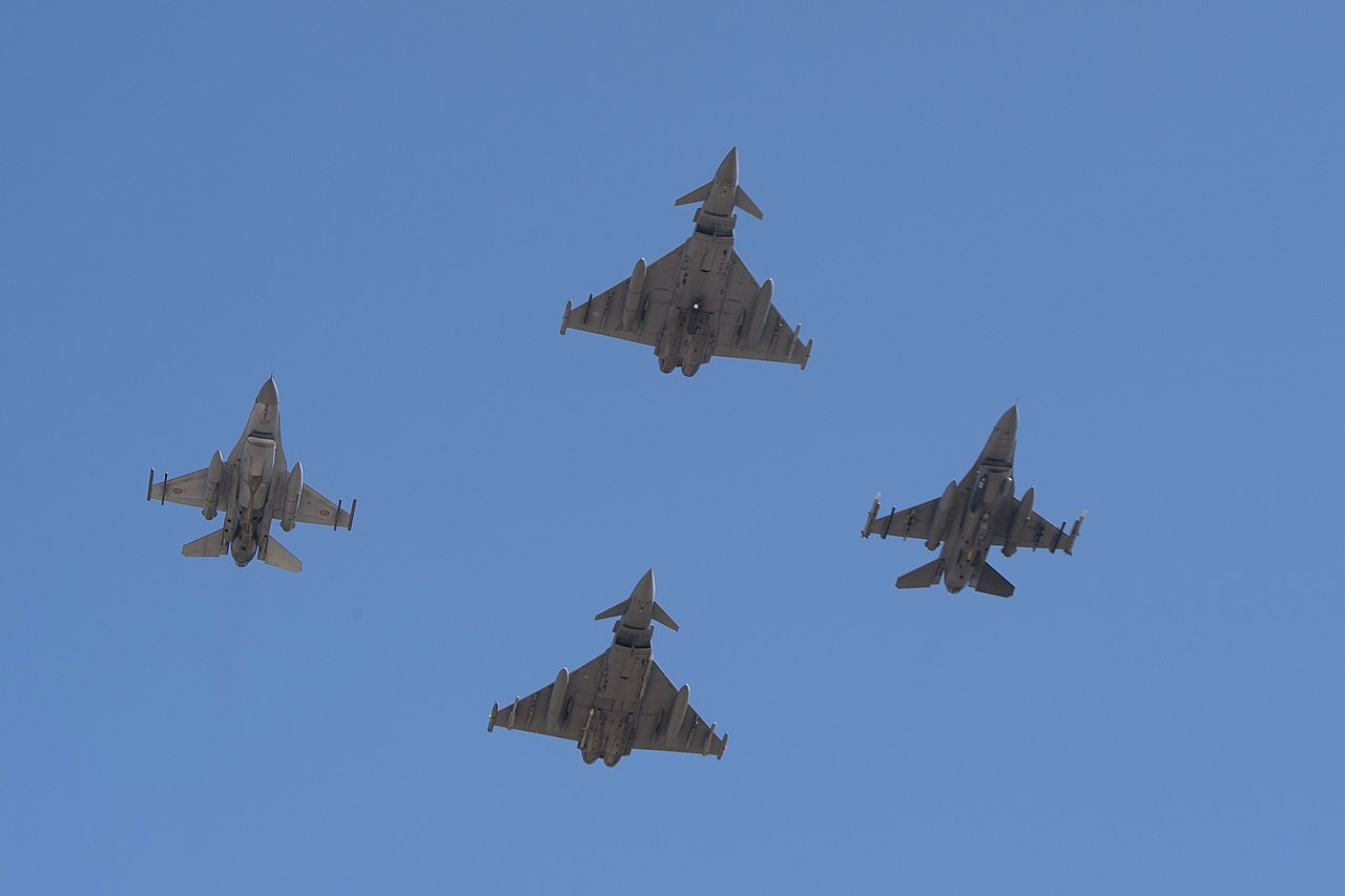 F-16 Fighting Falcon und Eurofighter Typhoon fliegen in Formation