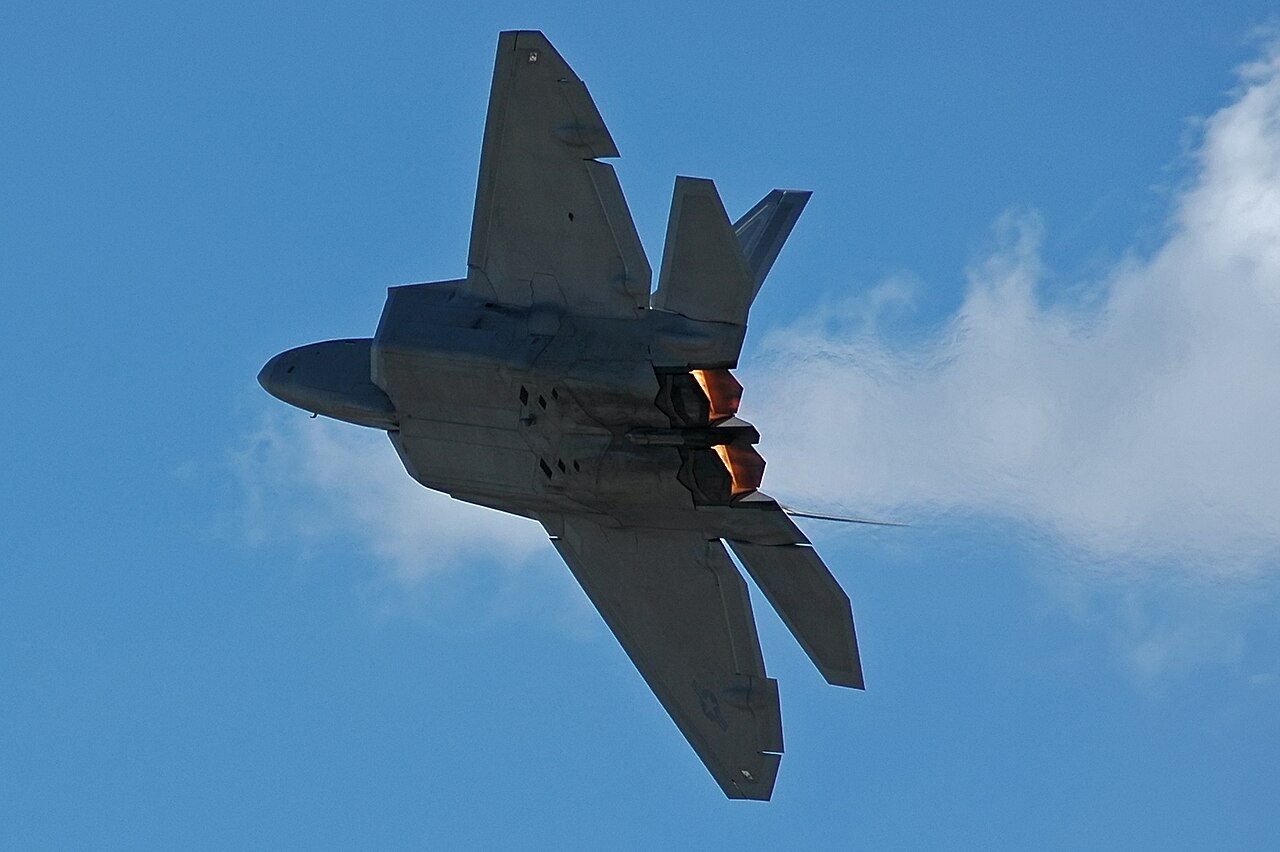 Caza furtivo F-22A Raptor con el postquemador encendido durante operaciones nocturnas.