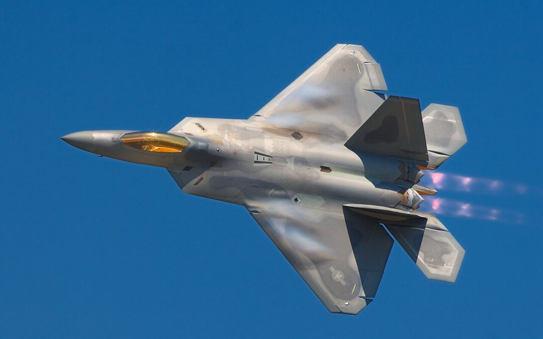 Un pilote, un chasseur, un drone en ailier : le F-22 vient de changer la donne en matière de guerre.