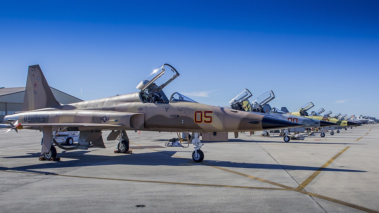 I jet avversari F-5N Tiger II sono allineati sulla linea di volo.