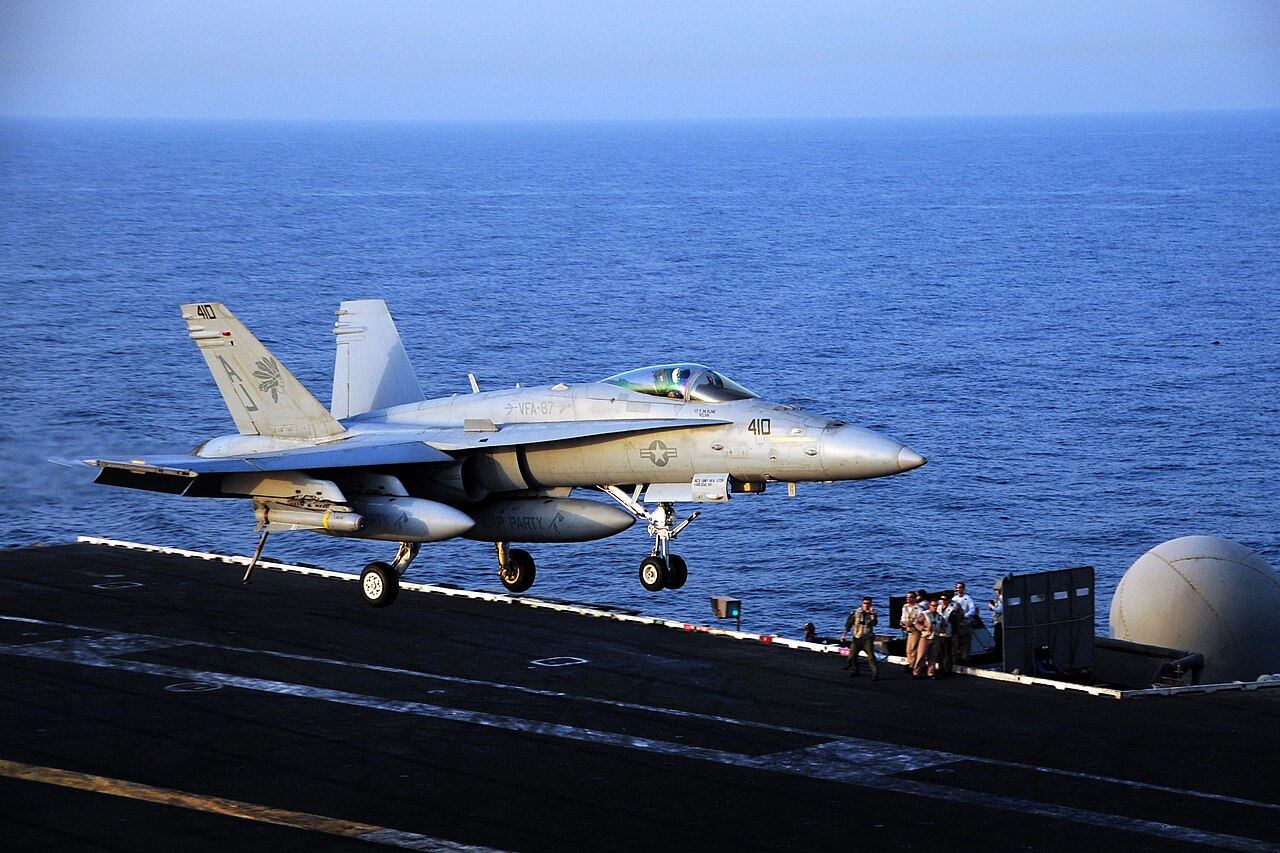 Atterraggio di un FA-18C Hornet su portaerei Un FA-18C Hornet del VFA-87 Golden Warriors in fase di atterraggio sulla USS George HW Bush.