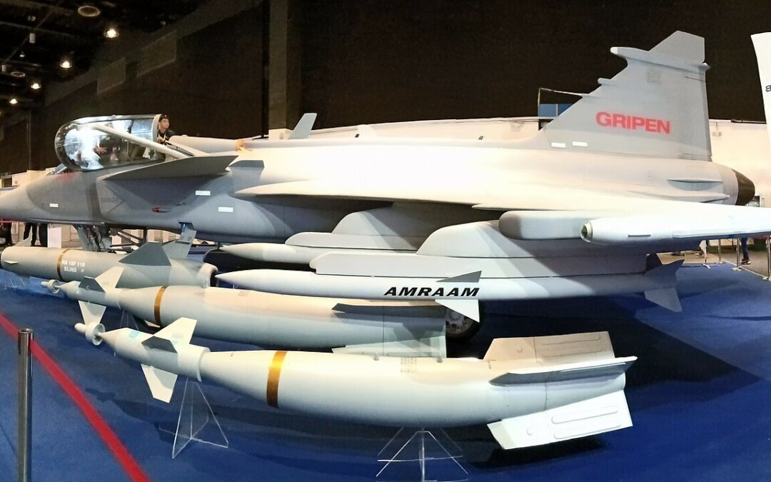 Il Brasile lancia il suo aereo da combattimento