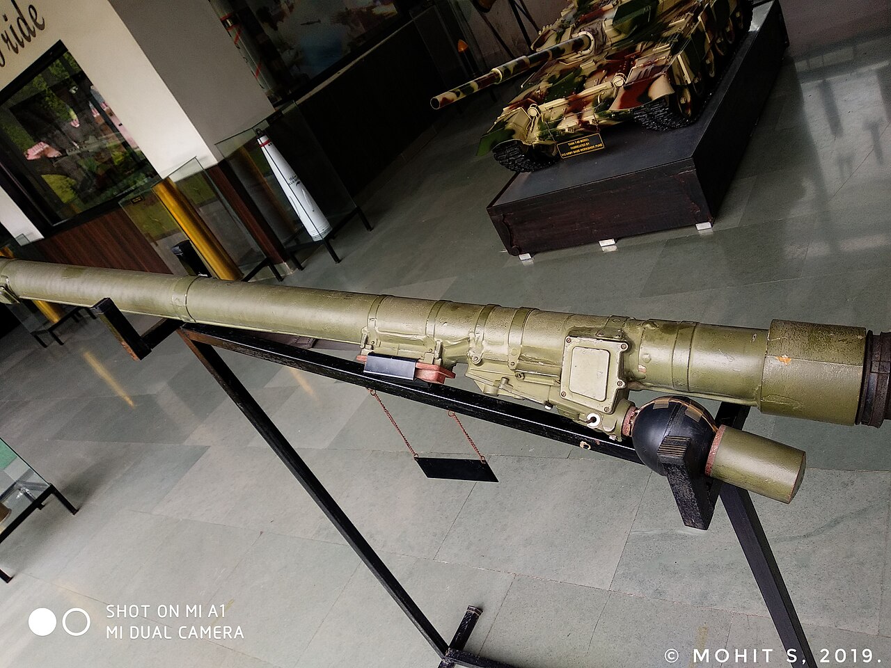 Soldat visant un missile antiaérien portatif MANPADS 9K38 Igla