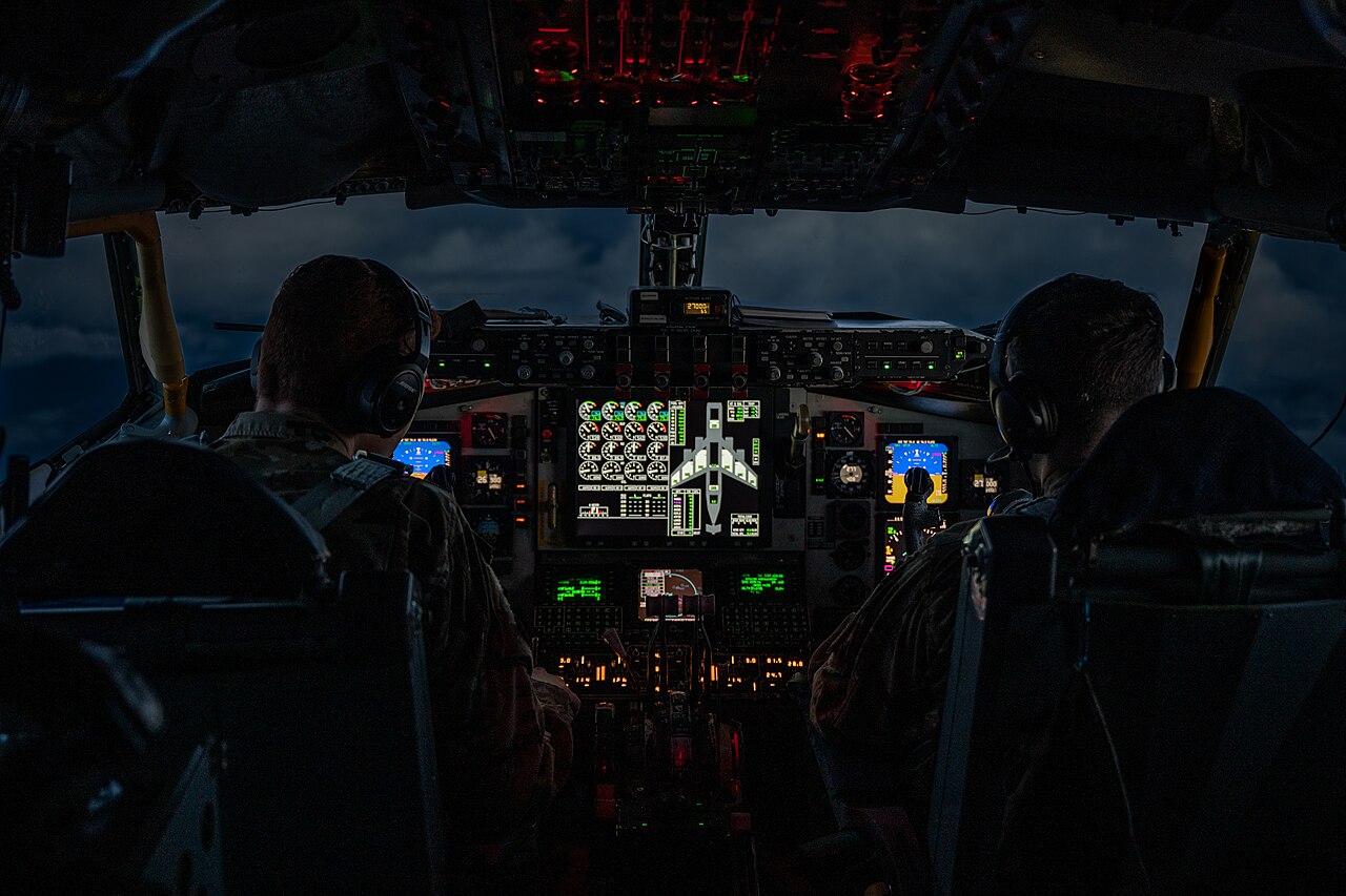 Eine KC-135 Stratotanker betankt eine B-52H Stratofortress in der Luft während der Operation Epic Fury.