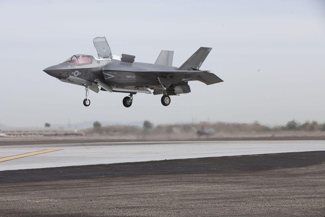 F-35B Lightning II STOVL F-35B Lightning II führt eine vertikale Landung auf einem amphibischen Angriffsschiff durch