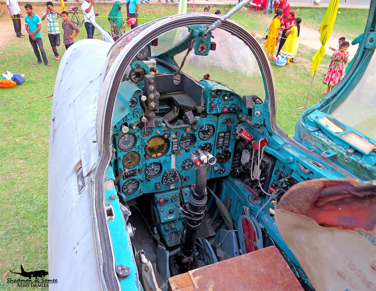 Cockpit einer MiG-21UM der Luftwaffe von Bangladesch im natürlichen Tageslicht, das die leuchtend türkisfarbene Innenausstattung zeigt
