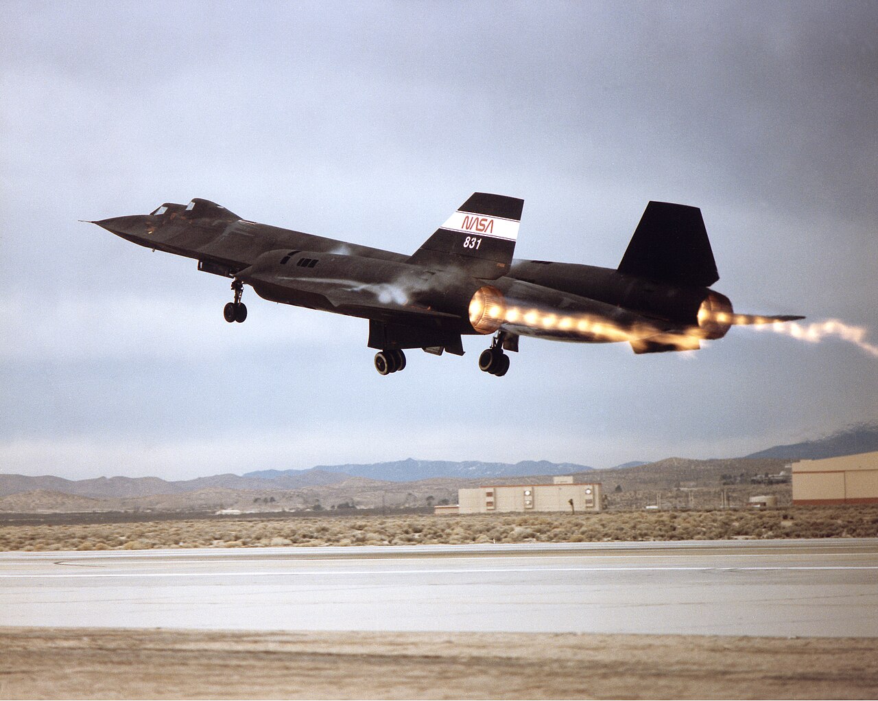 Un SR-71 Blackbird décolle, laissant apparaître des ondes de choc dans les gaz d'échappement de la postcombustion.