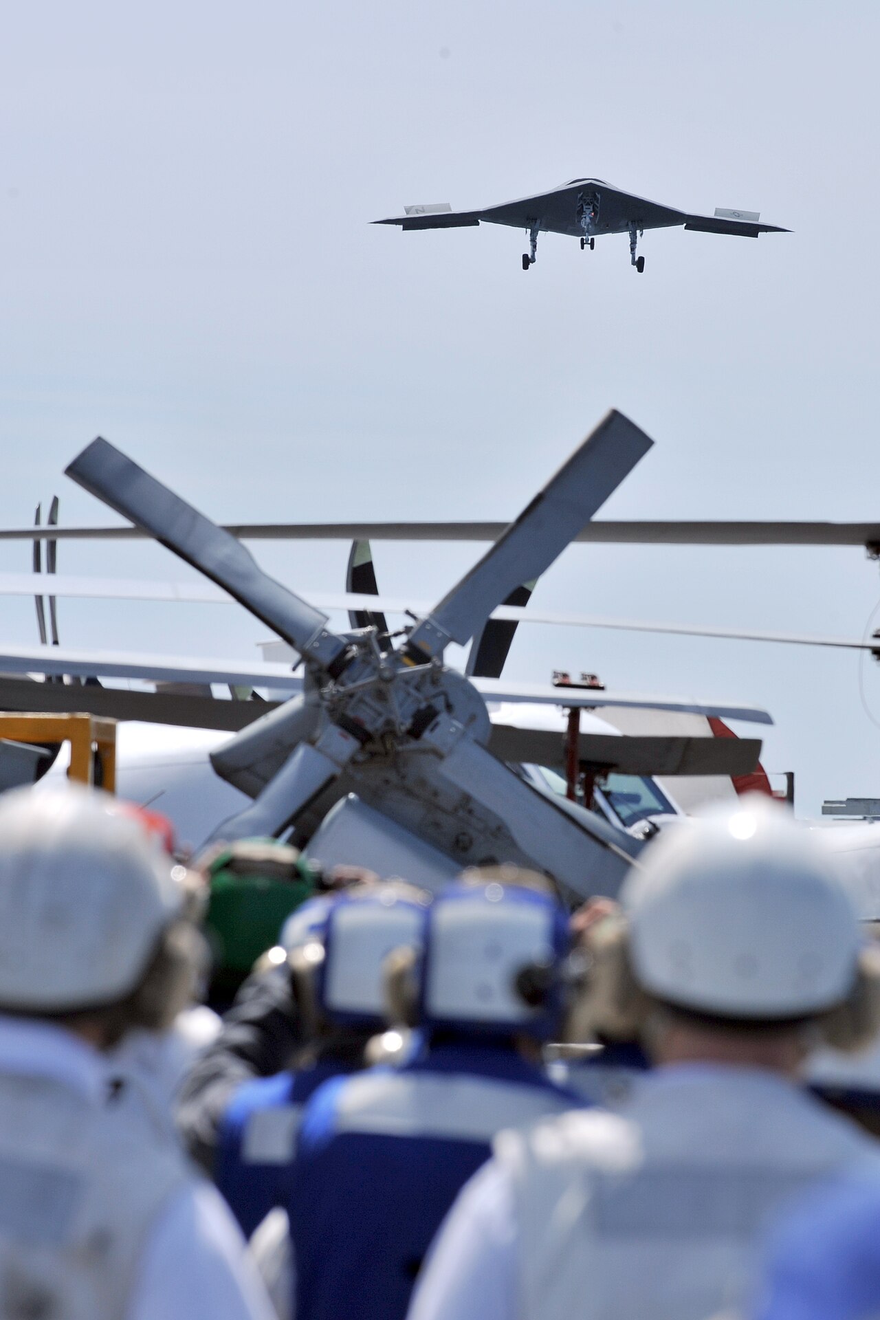 UCC X-47B sopra una portaerei Dimostratore di drone da combattimento X-47B della Marina statunitense sopra la portaerei USS George HW Bush.