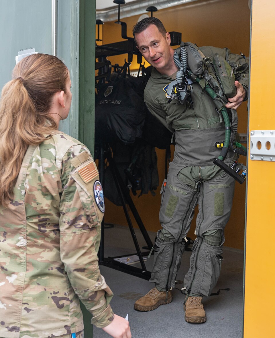 Traje antigravedad y equipo de vuelo para pilotos de combate