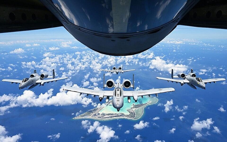 a10-warthog-final-deployment A-10 Thunderbolt II Warthog in formazione di volo diretti alla loro ultima missione di combattimento.