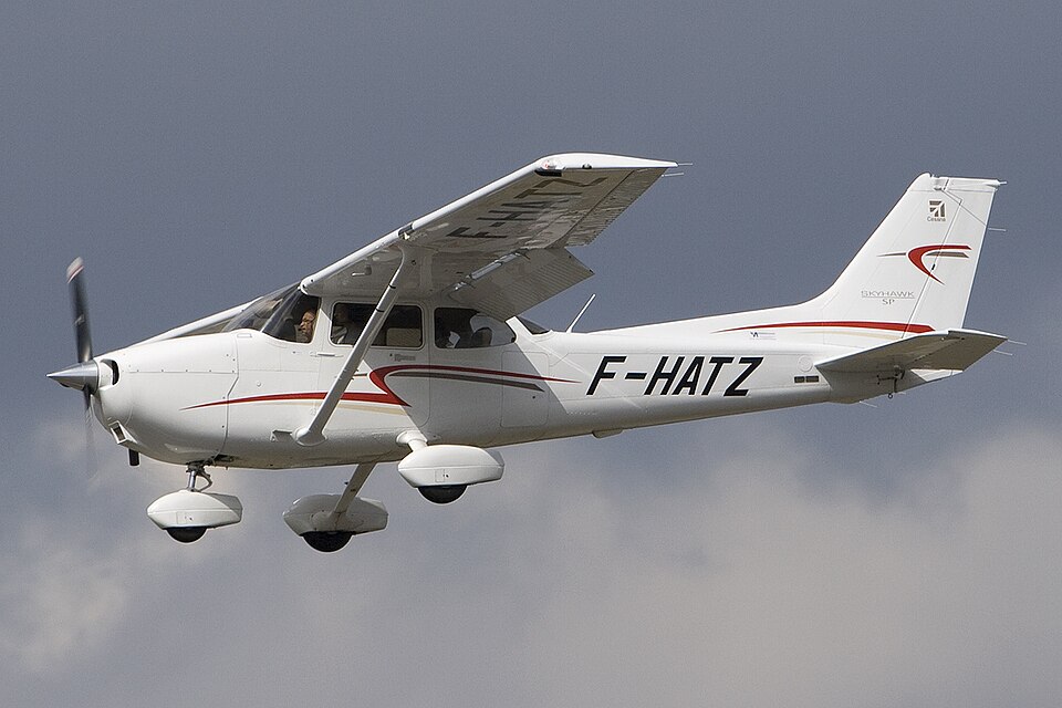 ai-flight-training-featured Flight student training with an AI-assisted flight simulator
