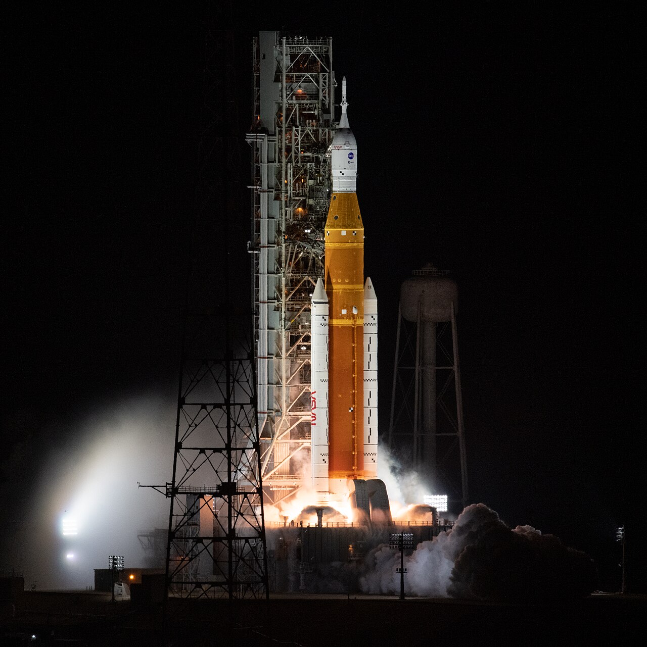 lancio del sistema SLS di Artemis II - NASA Lancio del razzo SLS della NASA per la missione Artemis II.