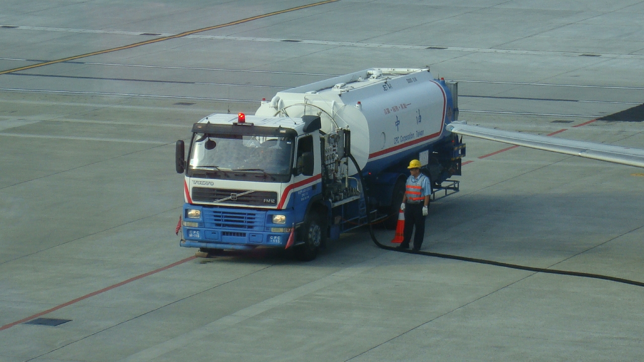 Flugzeugtreibstoff-Tankwagen auf einem Flughafen