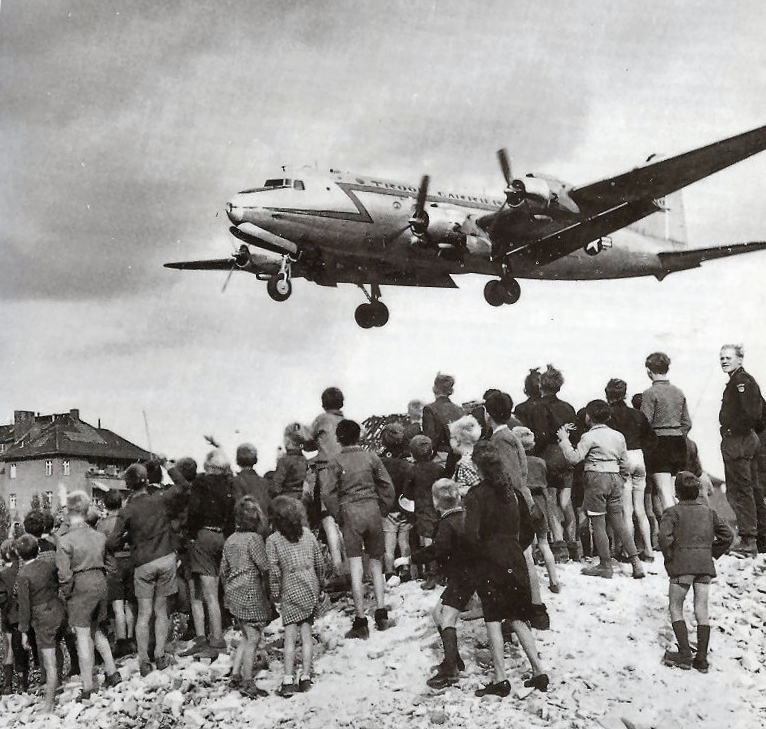 berlin-candy-bomber Atterrissage d'un C-54 à Tempelhof pendant le pont aérien de Berlin