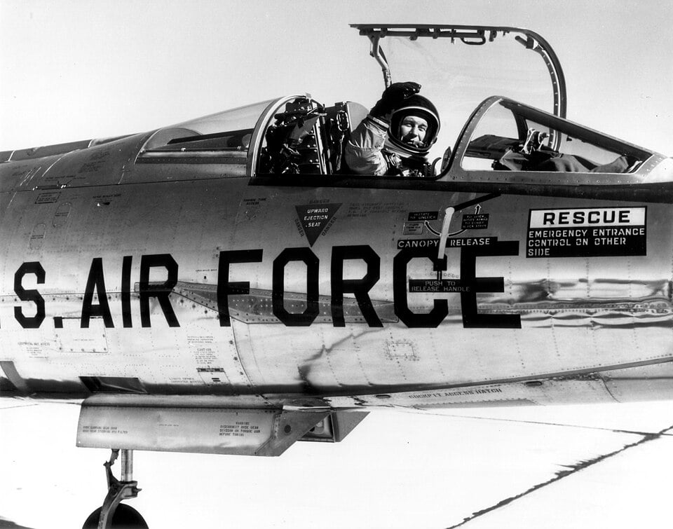 cockpit de Chuck Yeager NF104A Chuck Yeager dans le cockpit du NF-104A Aerospace Trainer — l'avion qui a failli lui coûter la vie en 1963