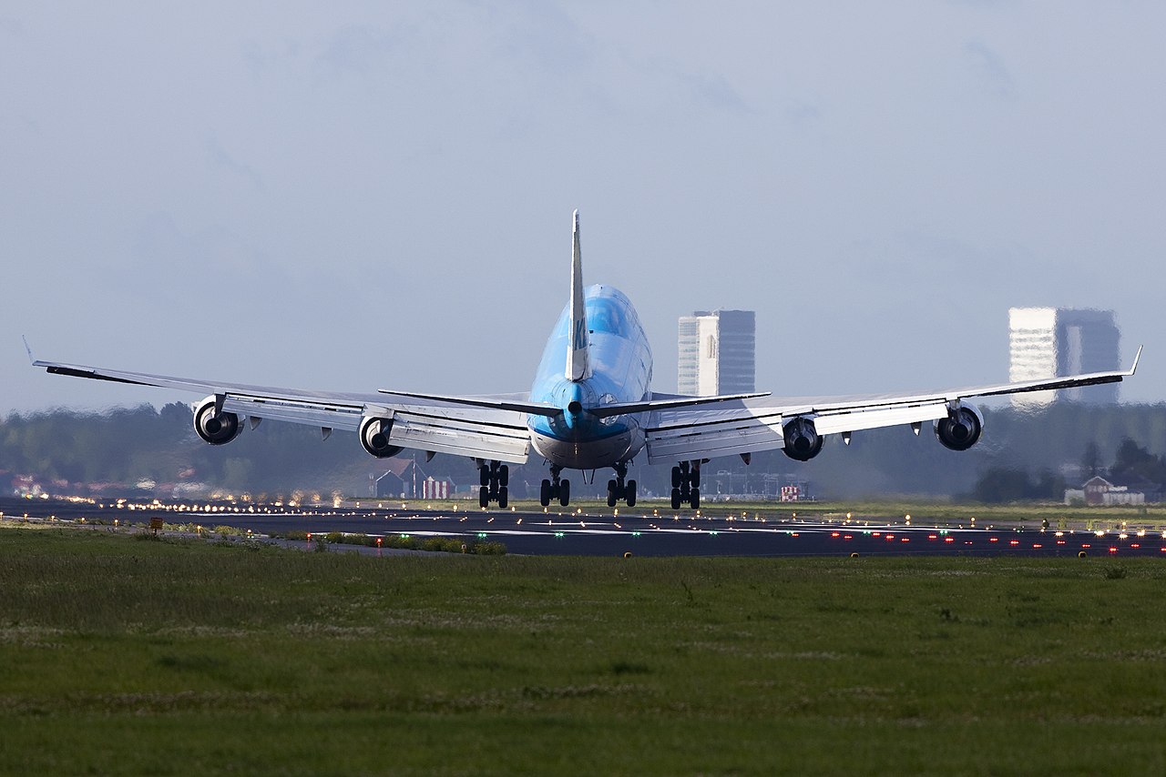 crosswind-landing-technique-klm KLM Boeing 747 performing crosswind landing