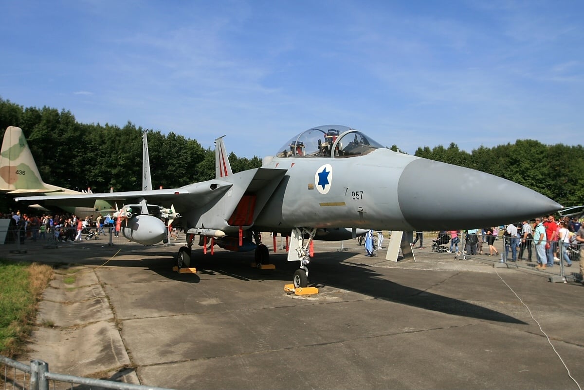 Eine F-15 Baz 957 im Hangar, deren rechter Flügel nach einer Kollision in der Luft vollständig fehlt.
