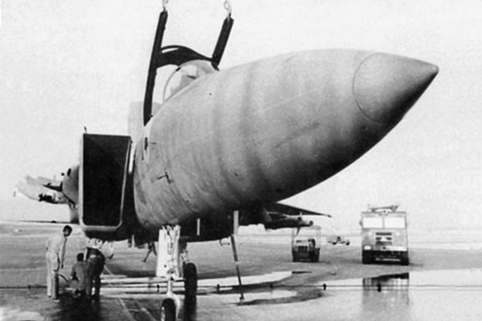 Eine F-15 im Landeanflug, deren Flügel nach einer Kollision in der Luft 1983 vollständig fehlt.