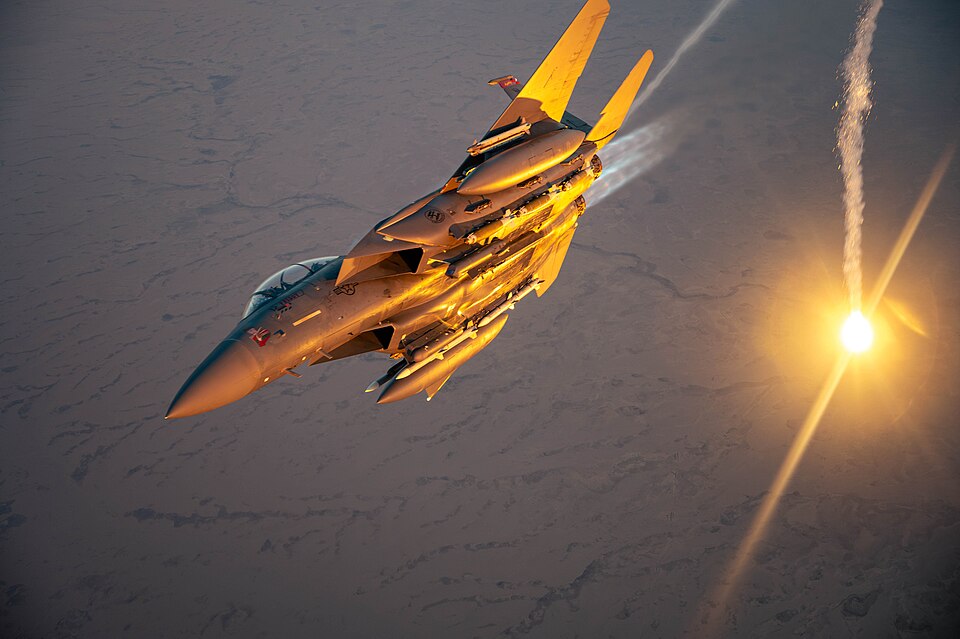 Un F-15E Strike Eagle lanza bengalas, del mismo tipo que las derribadas sobre Irán en abril de 2026.