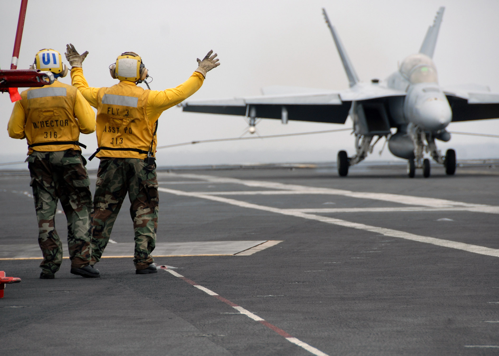 Eine F/A-18 Super Hornet führt eine Fanglandung auf einem Flugzeugträger durch.