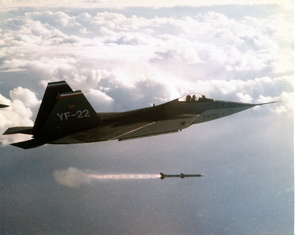 Avion de chasse tirant un missile AIM-120 AMRAAM Fox Trois