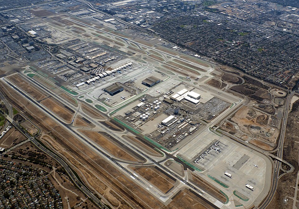 Frontier-Pilot bremst stark, um zwei Lastwagen am Flughafen LAX auszuweichen.