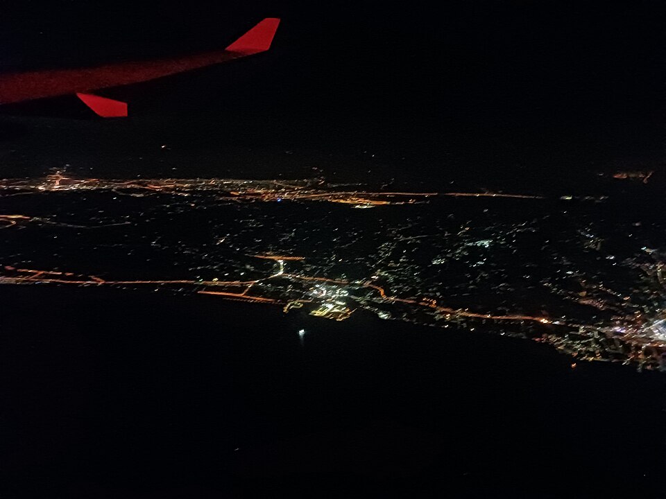 Nachtflug-Linker-Sitz Nachtflug aus der Luft: Stadtlichter aus dem Flugzeugcockpit