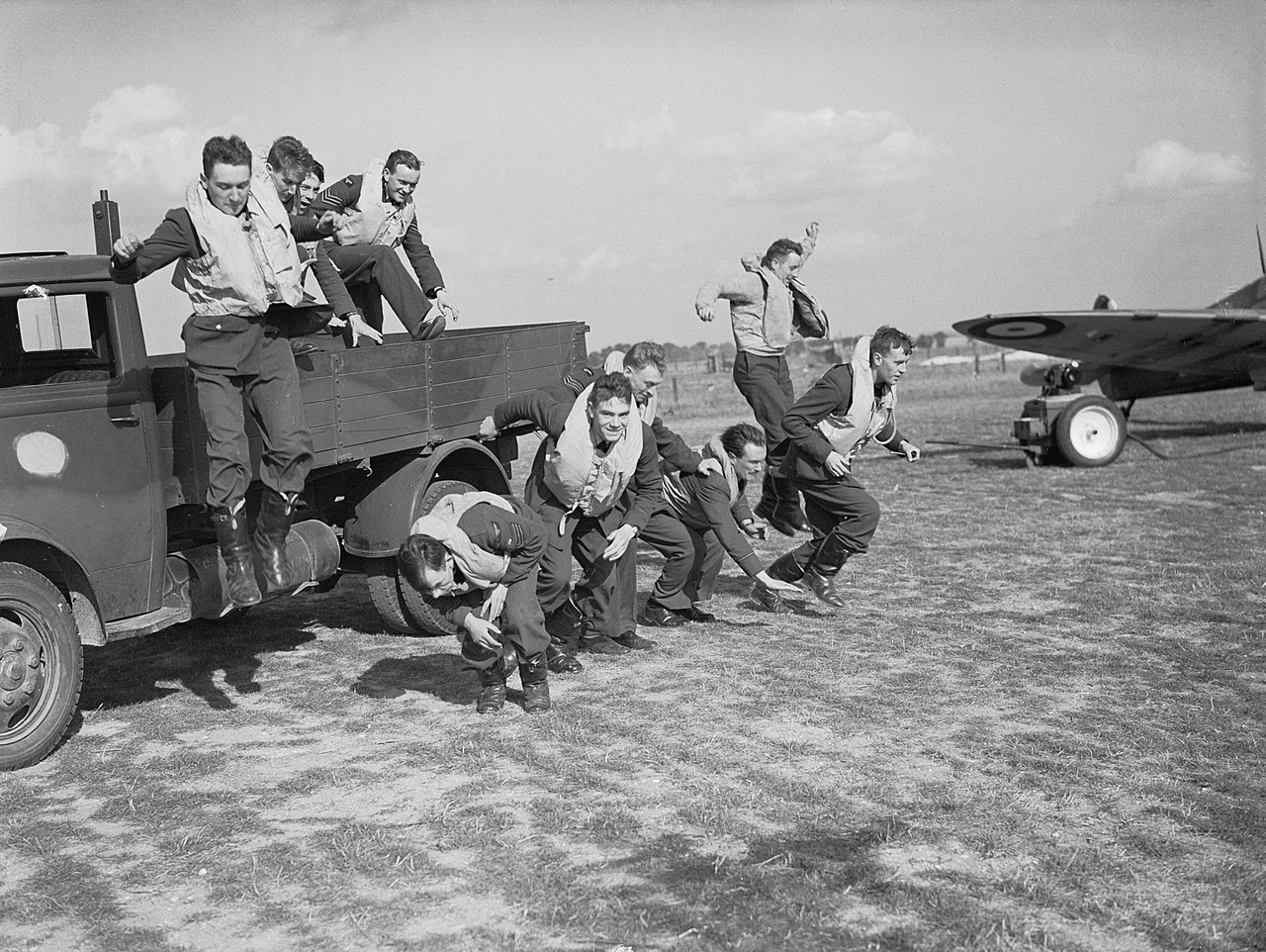 Pilotes du 19e escadron de la RAF à Fowlmere, septembre 1940 — la bataille d'Angleterre s'est jouée grâce à environ 3 000 pilotes de chasse se relayant, souvent plusieurs fois par jour.