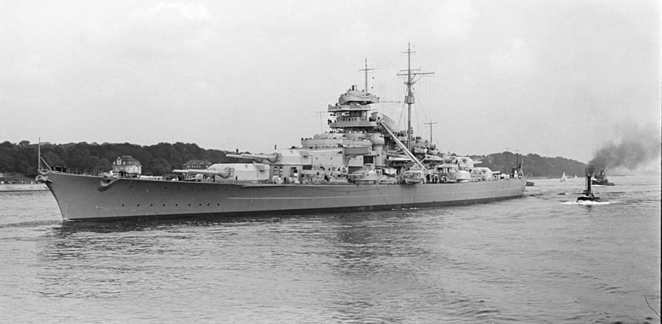 El acorazado alemán Bismarck en alta mar.
