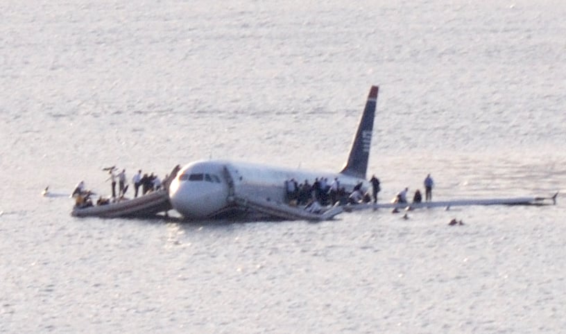 Cosa succede davvero quando un uccello colpisce un jet a 800 km/h?