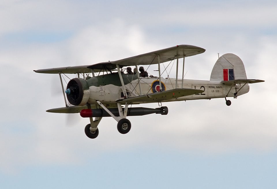 Fairey Swordfish con torpedo