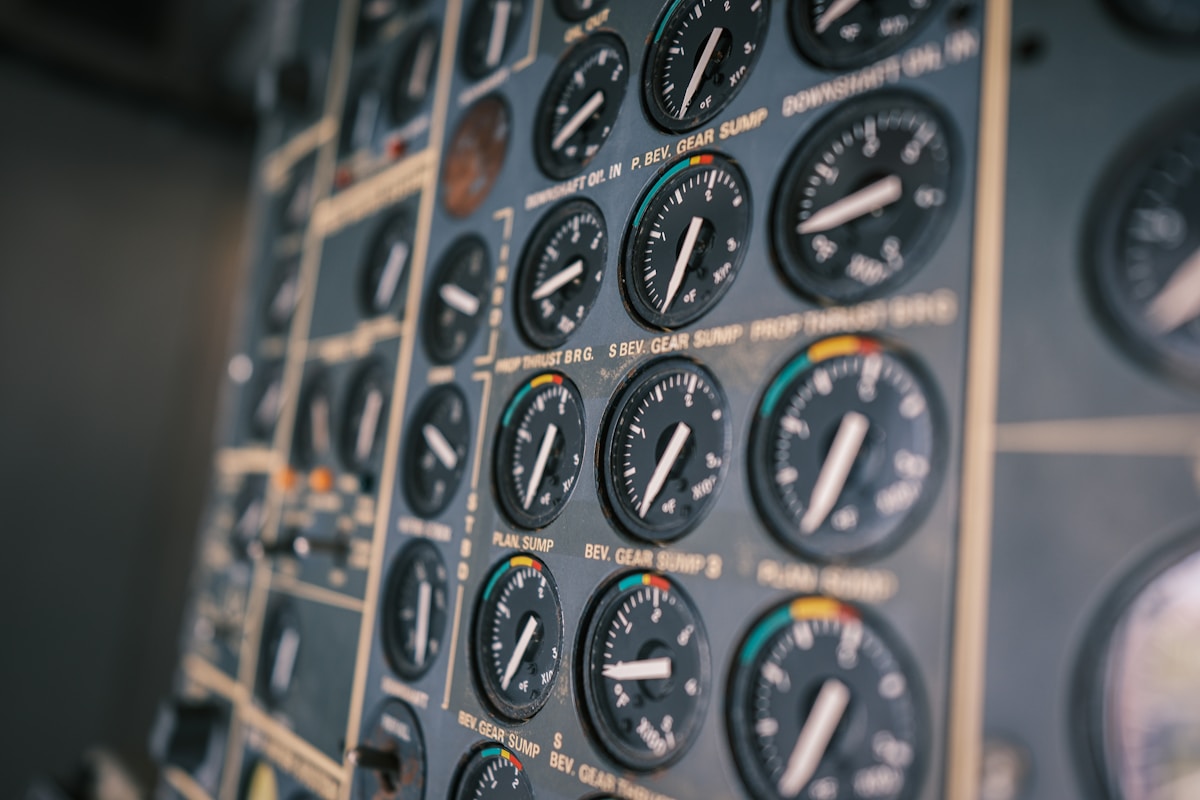 tableau de bord du poste de pilotage d'un avion commercial