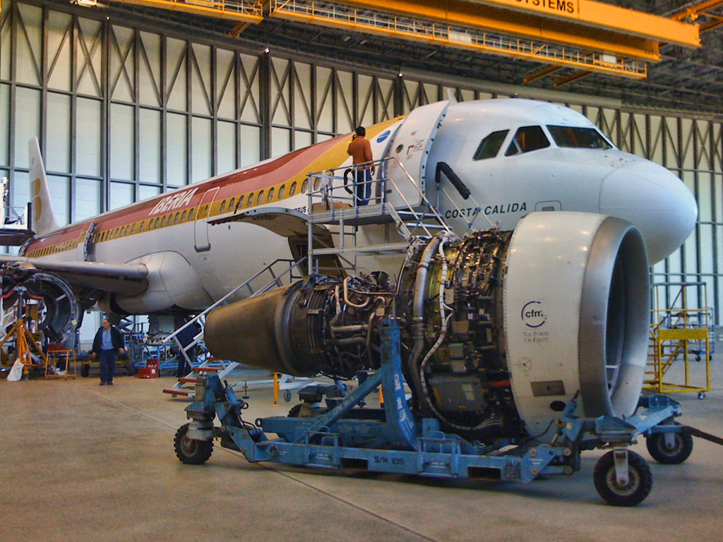 Une équipe de maintenance aéronautique travaille sur un avion.
